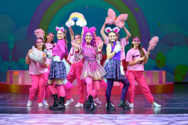 Carla Kottulinsky, Alea Hagedorn, Sophie Münch und Ensemble