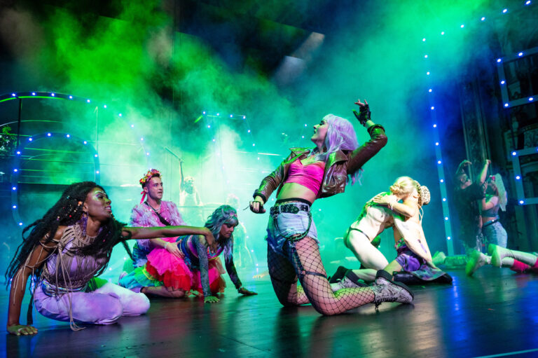 Anneka Dacres, Julia-Elena Heinrich und Ensemble