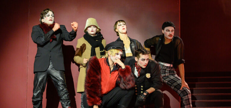 006_Maximilian Paier, Lisa Ferner, Gregor Schulz, Jadwiga Mordarska, Aaron Röll und Miguel Amengual Gual_Arturo Ui_©SLT - Tobias Witzgall_LT1_2166